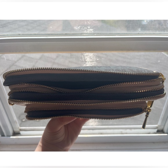 Pouch Micheal Kors (MK) - Picture 3 of 3